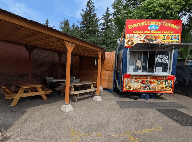 Everest Curry Corner